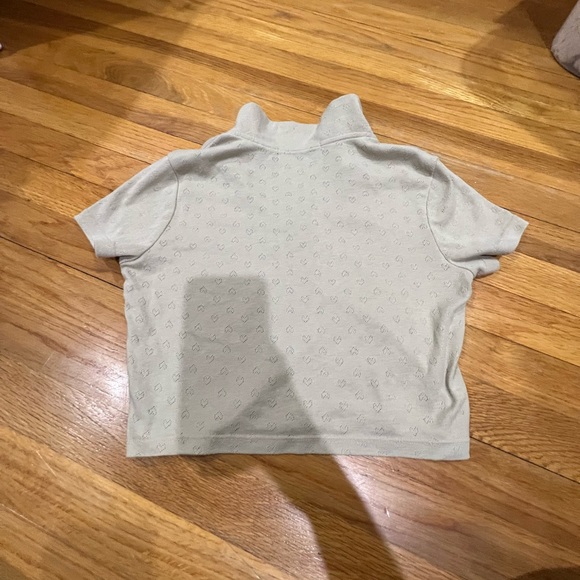 Beige top with buttons running down the middle and a collar - Picture 2 of 2